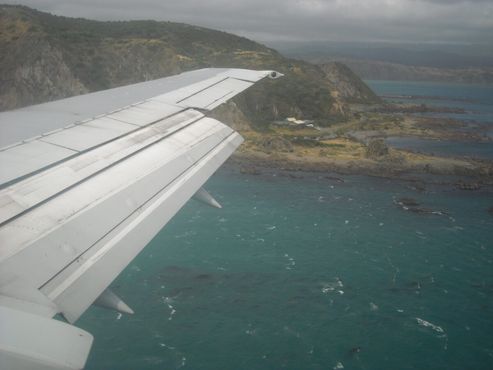 Самолет Boeing 737-300 авиакомпании Air New Zealand заходит на посадку в Веллингтоне