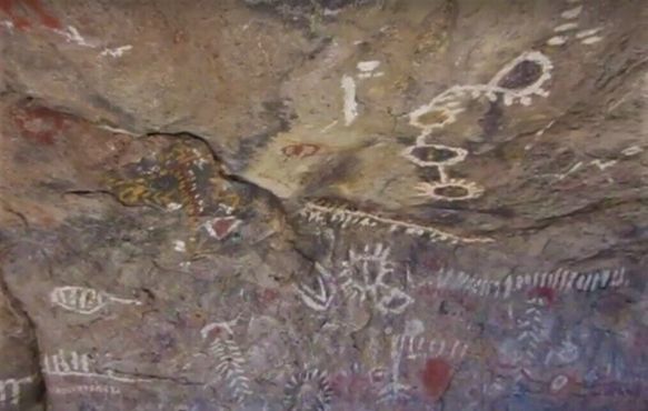 Пиктограммы украшают две стены пещеры