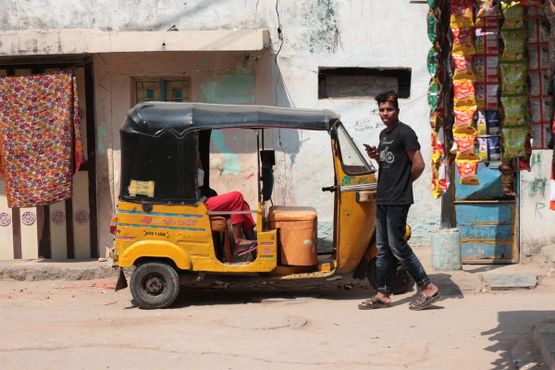 Авто-рикша припарковался среди фресок.