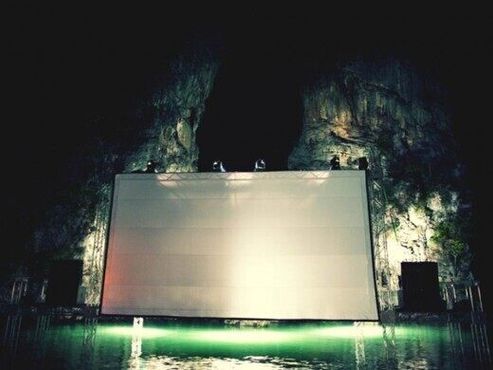 Экран в плавучем кинотеатре