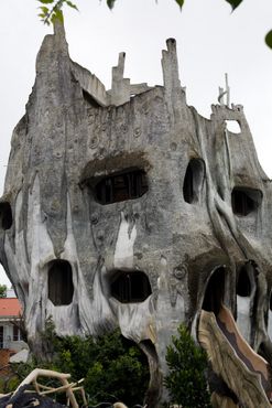 «Сумасшедший дом» в Далате