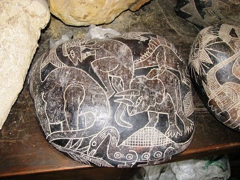 Камни Ики с изображением динозавров
