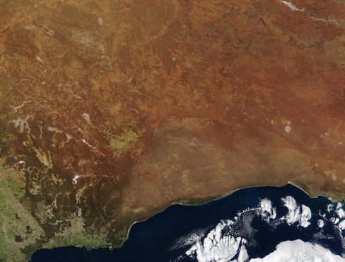 Снимок южного побережья Австралии из космоса; равнина Налларбор - светлая, плоская, полукруглая область земли возле побережья