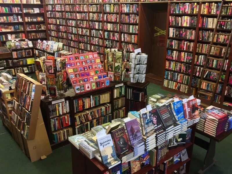 Таинственная книжная лавка: где находится и что посмотреть рядом