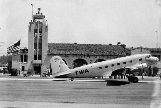 Самолет авиакомпании ТВА на фоне здания аэропорта, 1930-е годы