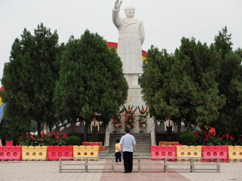 Статуя Мао Цзэдуна на центральной площади
