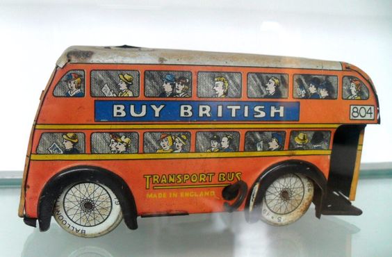 Автобус с надписью «Покупай британское»