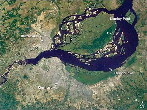 Река Конго, разделяющая Браззавиль и Киншасу
