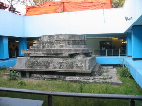 Храм бога Эекатля в центре метро Пино Суарес