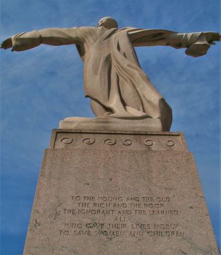 Памятник посвящён мужчинам, отдавшим жизни ради спасения женщин и детей