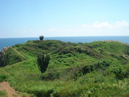 На вершине Пунта-Комета видны очертания военного форта
