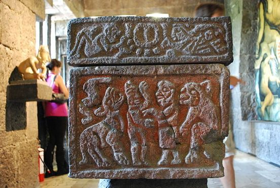 Доиспанская каменная коробка с изображением сцены с людьми и ягуаром