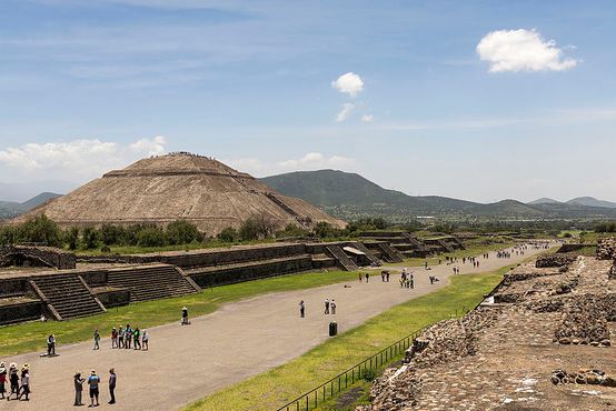 Общий вид на Теутиуакан с пирамидой Солнца и Аллеей мёртвых