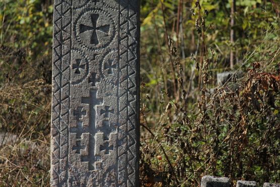 Деталь надгробной плиты, объединяющая христианские и языческие символы