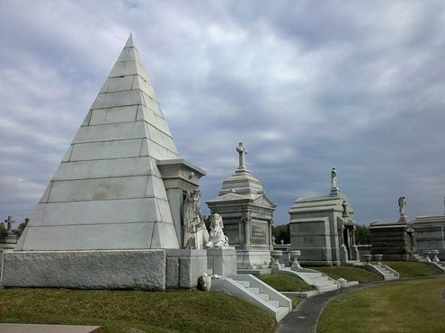 Пирамида на кладбище Метейри