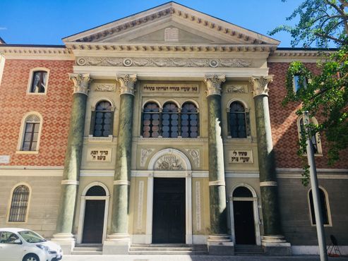 Фасад синагоги на площади Дж. Мадзини