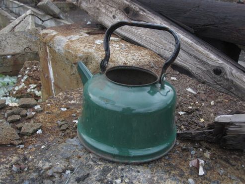 Этот чайник находился снаружи на бетонном участке, где раньше располагались массивные трансформаторы