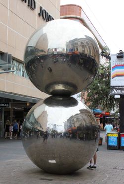 Скульптура из шаров у торгового центра