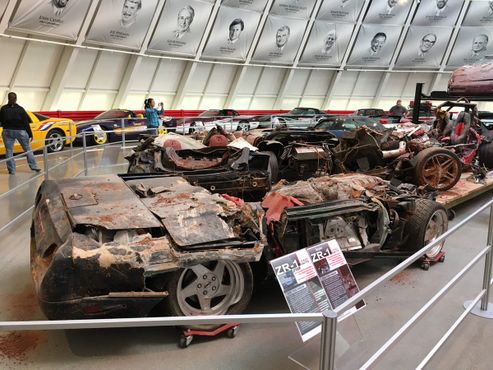 Некоторые из разрушенных автомобилей, извлеченные из провала