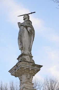 Статуя Петра Мученика возле базилики; он был обезглавлен катарами