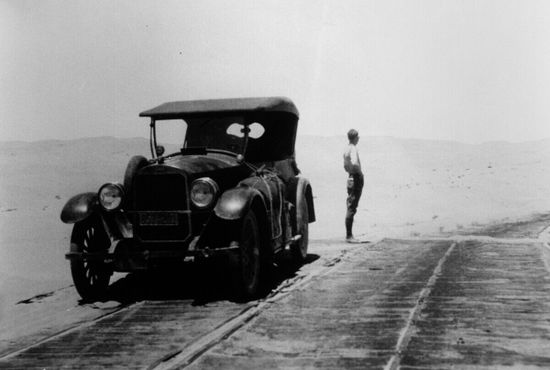Водитель и его автомобиль на Старой дощатой дороге