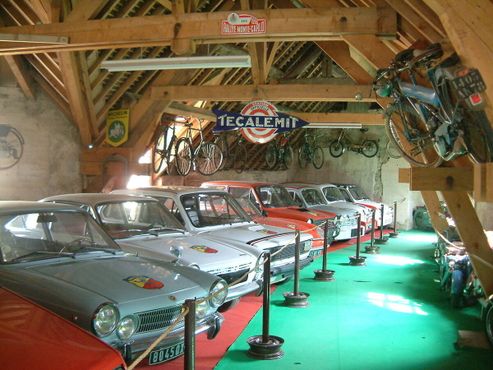 Классические гоночные автомобили в замке Савиньи-ле-Бон