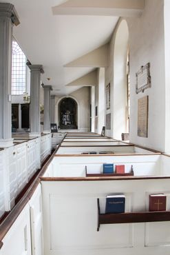 Кабинки внутри церкви Олд-Норт в Бостоне (Ivana Viani, 2016) 