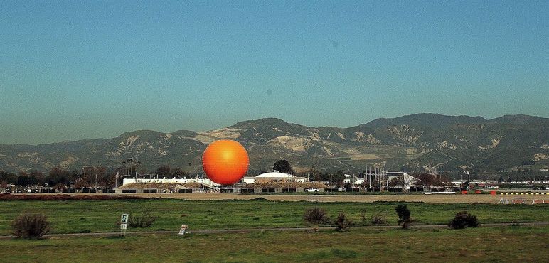 Оранжевый шар в парке Грейт