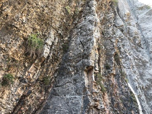 Знаменитые слоистые скалы, каждый сантиметр которых отражает тысячелетнюю историю Земли