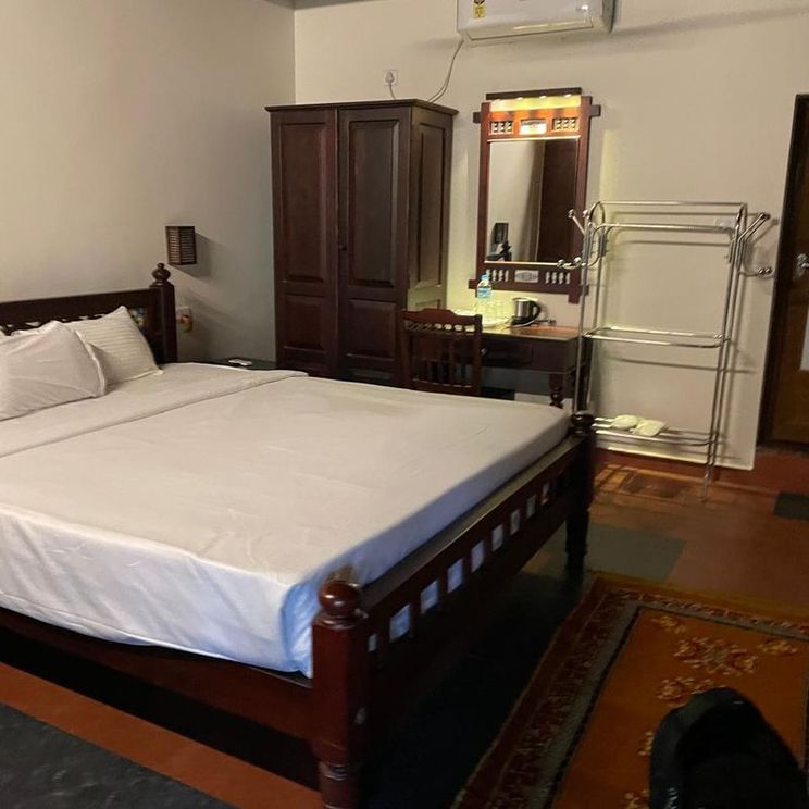 Отели 4*, Отели 5*, Виллы, Коттеджи, Хаусботы