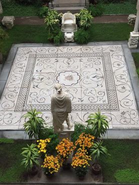 Любимый мраморный трон Изабеллы, дополненный мозаикой Медузы Горгоны и статуей Персефоны