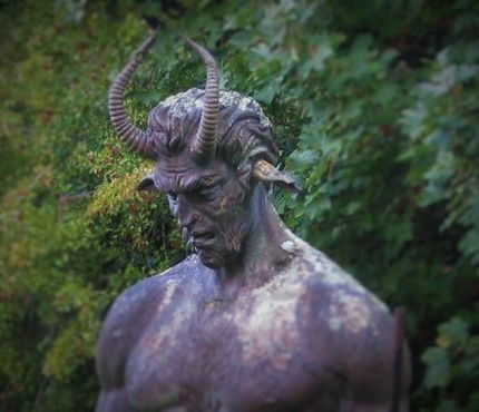 Статуя расположена у тропы, ведущей внизк к «Дыре дьявола»