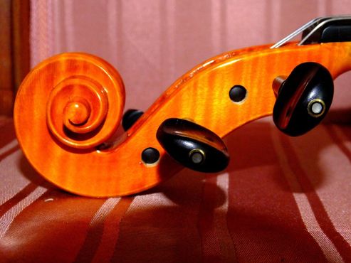 Часть скрипки ручной работы