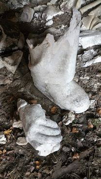 Остатки статуи Чаушеску