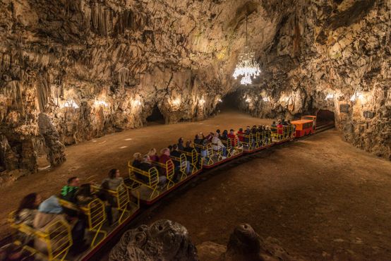 Поездка на поезде по Постойнской пещере