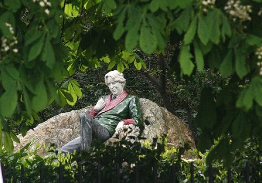 Статуя Оскара Уайльда в парке Меррион Сквер, через дорогу от дома, где он провел детство
