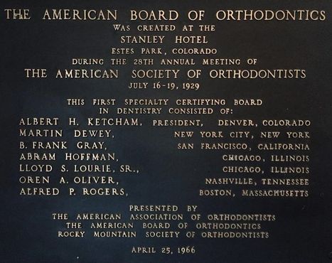 Мемориальная табличка, рассказывающая о создании Американского общества ортодонтов 