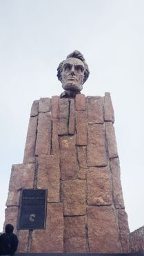 Монумент на шоссе Линкольна