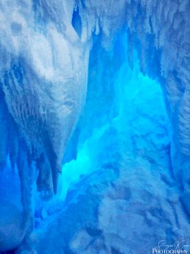 Внутри скрытой ледяной пещеры в леднике горы Эребус, январь 2018 года