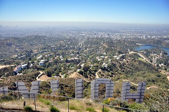 Знак Hollywood с обратной стороны