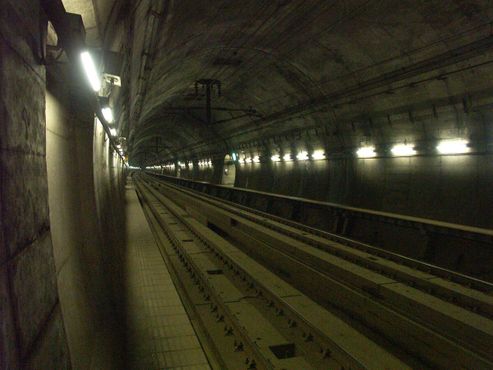Платформа станции Ёсиока-Кайтэй в туннеле Сэйкан