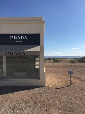 Инсталляция Prada Marfa