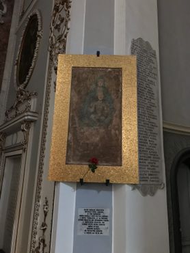 Фреска Санта-Марии-делла-Санита, старейшее изображение Девы Марии в регионе Кампания, написанное в V веке в катакомбном комплексе. Ныне находится в базилике Санта-Мария-делла-Санита
