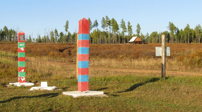 Монгольский
и русский посты напротив друг друга, посередине – белый столбик, обозначающий точную
пограничную точку