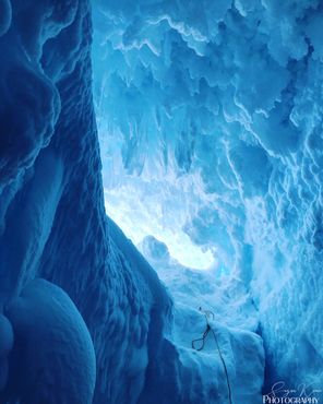 Взгляд вверх после спуска в скрытую ледяную пещеру в леднике горы Эребус, январь 2018 года