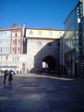Вид на арку из кафедральной площади