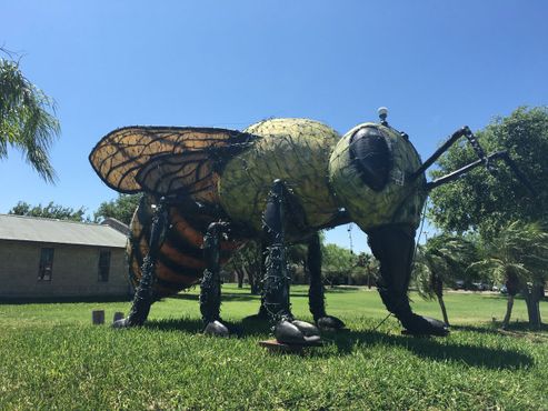 Статуя «Пчела-убийца» в Хидалго, Техас, посвящённая первой колонии этих насекомых в США