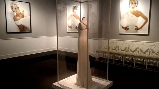 Платье от Версаче и фотографии Дианы в музее МАТЕ в Лиме