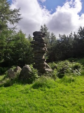 Башня из камней рядом с "храмом друидов"