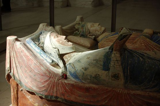 Надгробные изображения Алиеноры и Генриха II в аббатстве Фонтевро